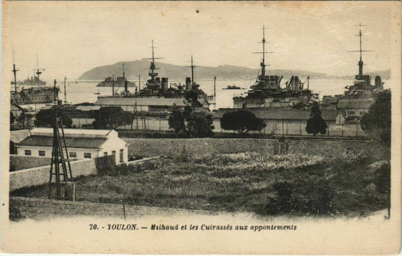Carte postale ancienne Toulon Milhaud et les Cuirasses aux appontements France à Toulon