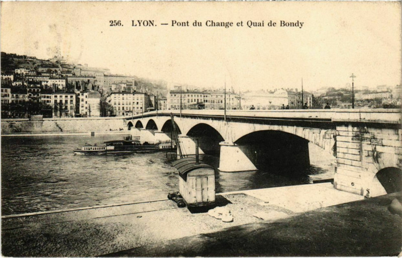 Carte postale ancienne Lyon- Pont du Change et Quai de Bondy France à Lyon