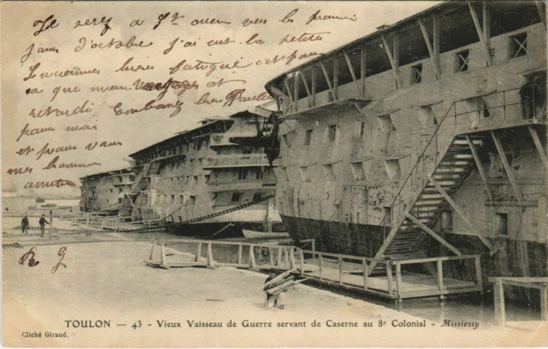 Carte postale ancienne Toulon Vieux Vaisseau de Guerre servant France à Toulon