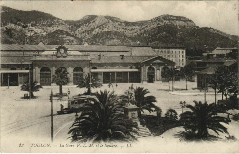 Carte postale ancienne Toulon La Gare P.L.M. et le Square France à Toulon