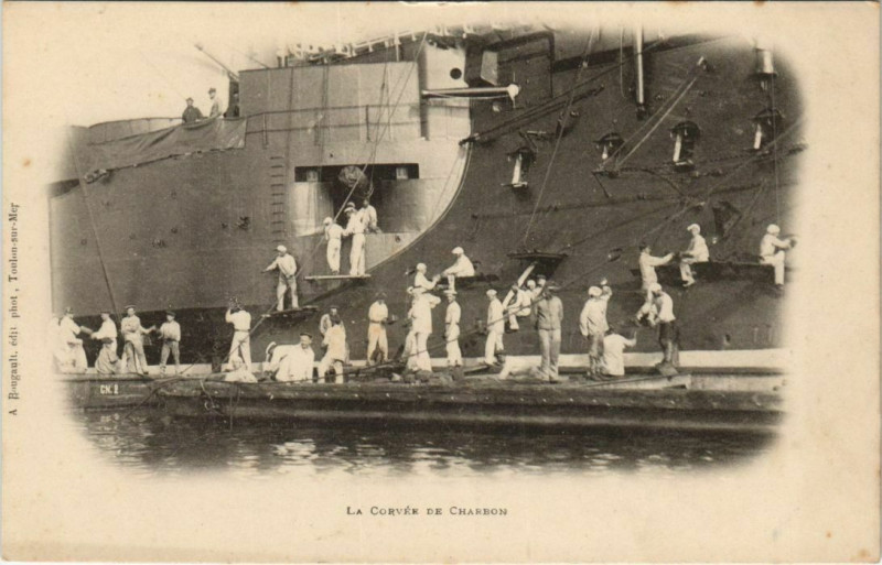 Carte postale ancienne Toulon La Corvee de Charbon France à Toulon
