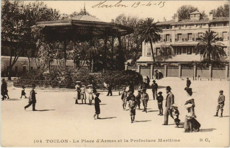 Carte postale ancienne Toulon La Place d'Armes et la Prefecture Maritime France à Toulon