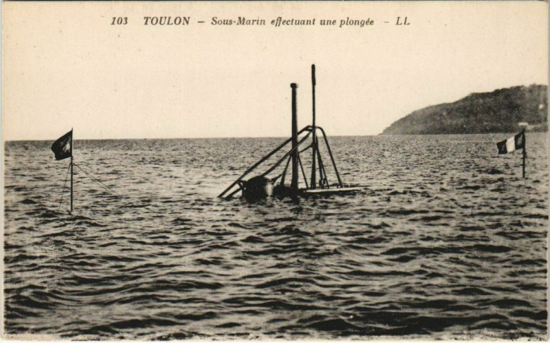 Carte postale ancienne Toulon Sous Marin effectuant une plongee France à Toulon