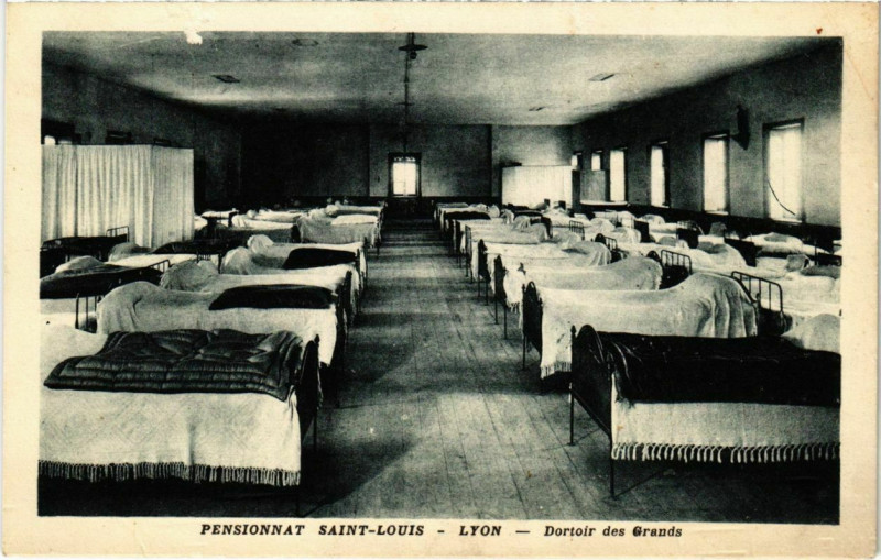 Carte postale ancienne Lyon- Pensionnat Jesus Marie , Dortoir des Grands France à Lyon