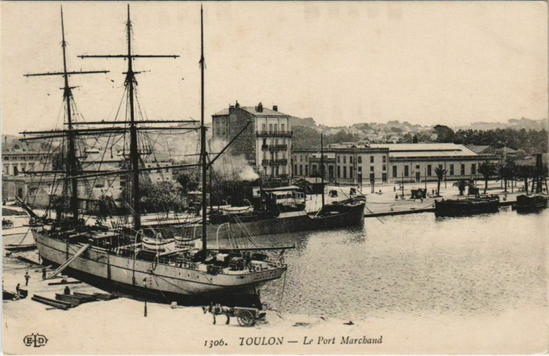 Carte postale ancienne Toulon Le Port Marchand France à Toulon