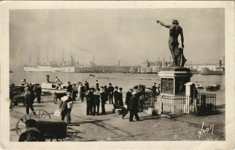 Carte postale ancienne Toulon Le Carre du Port France à Toulon
