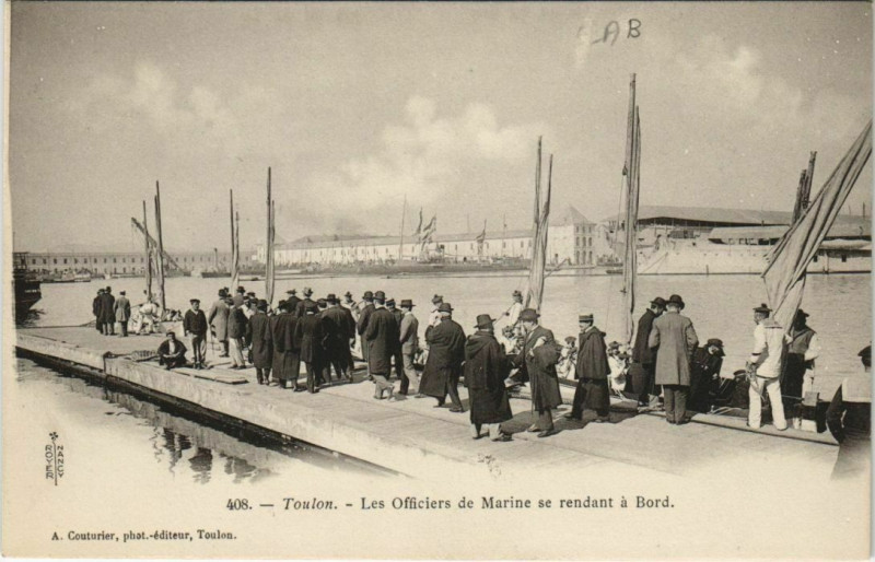 Carte postale ancienne Toulon Les Officiers de Marine se rendant a Bord France à Toulon