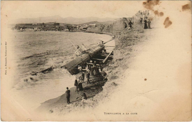 Carte postale ancienne Toulon Torpilleur a la cote France à Toulon