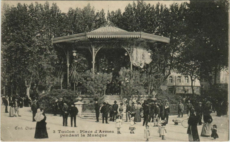 Carte postale ancienne Toulon Place d'Armes penadant la Musique France à Toulon