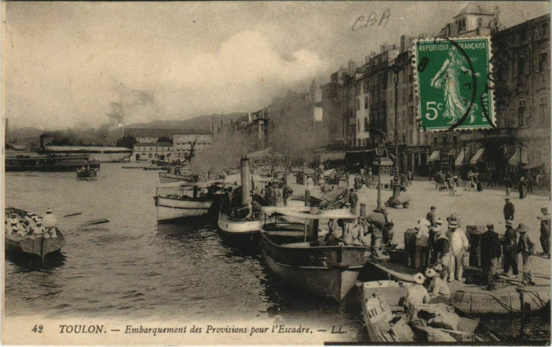Carte postale ancienne Toulon Embarquement des Provisions pour l'Escadre France à Toulon