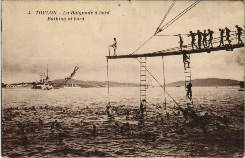 Carte postale ancienne Toulon La Baignade a bord France à Toulon