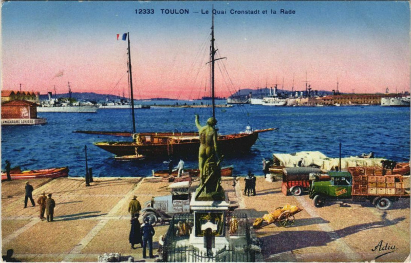 Carte postale ancienne Toulon Le Quai Cronstadt et la Rade France à Toulon