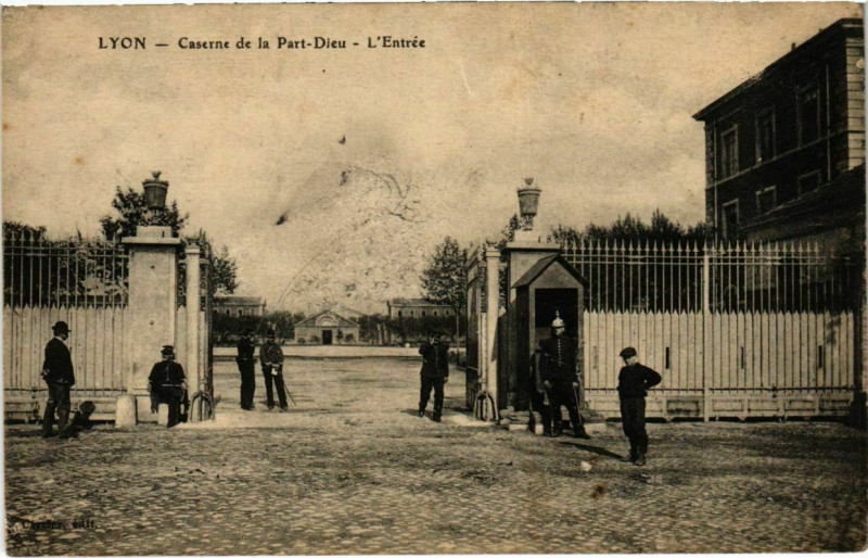Carte postale ancienne Lyon- Caserne de la Part Dieu ,Entree France à Lyon
