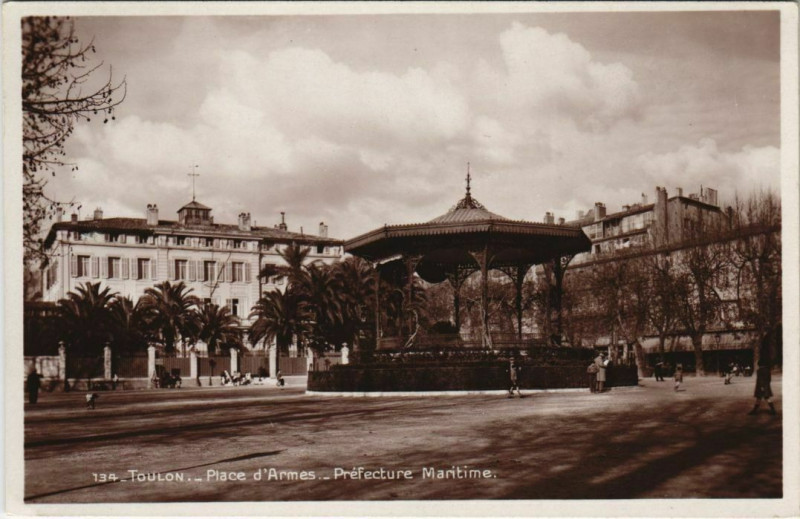 Carte postale ancienne Toulon Place d'Armes ,Prefecture Maritime France à Toulon