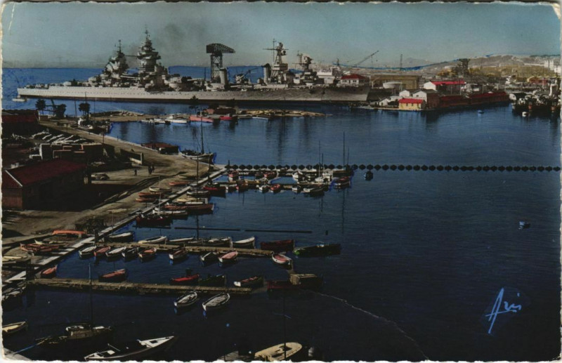 Carte postale ancienne Toulon Croiseur Le Richelieu dans le Port France à Toulon