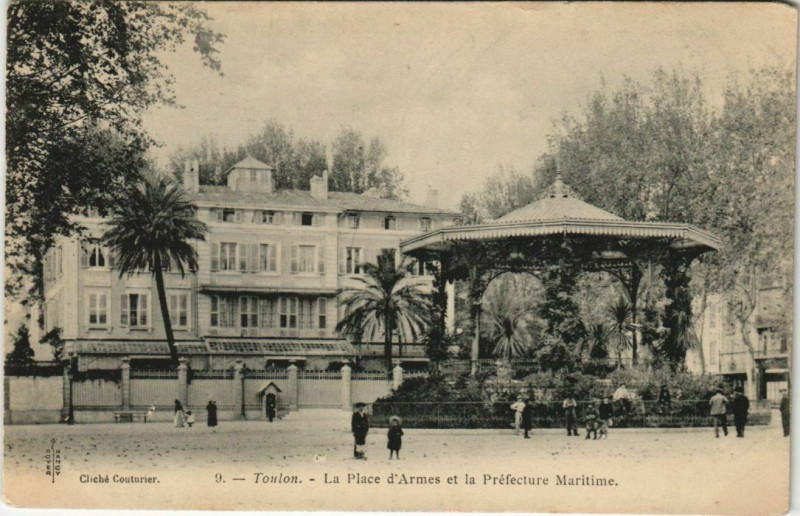 Carte postale ancienne Toulon Place d'Armes et la Prefecture Maritime France à Toulon