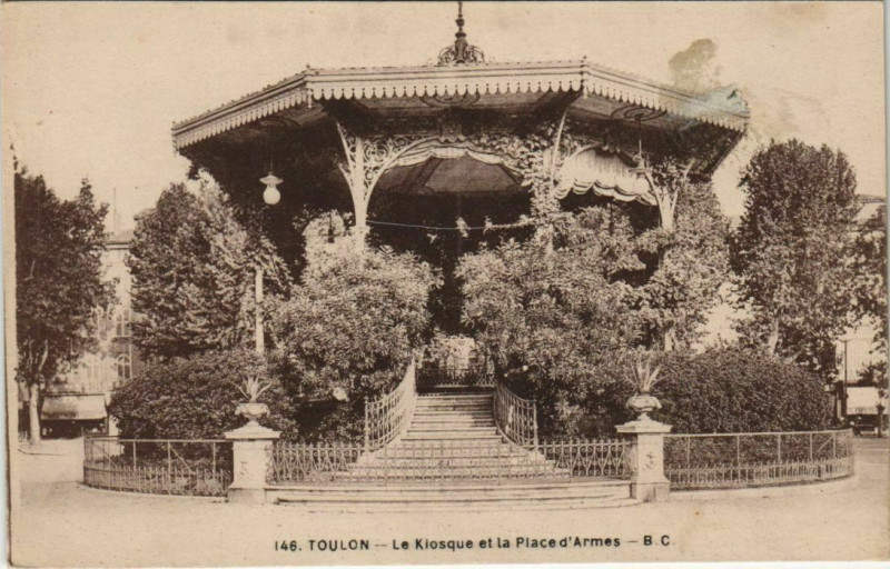 Carte postale ancienne Toulon Le Kiosque et la Place d'Armes France à Toulon