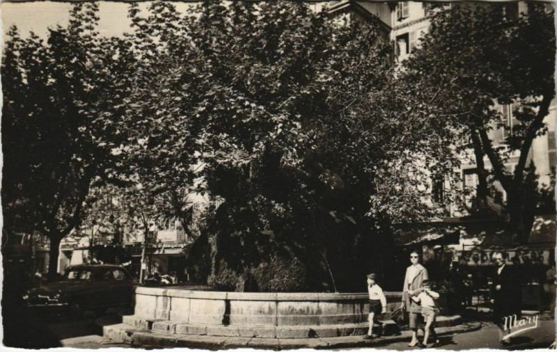 Carte postale ancienne Toulon Place Puget ,La Fontaine France à Toulon