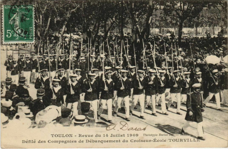 Carte postale ancienne Toulon Defile des Compagnies de Debarquement France à Toulon