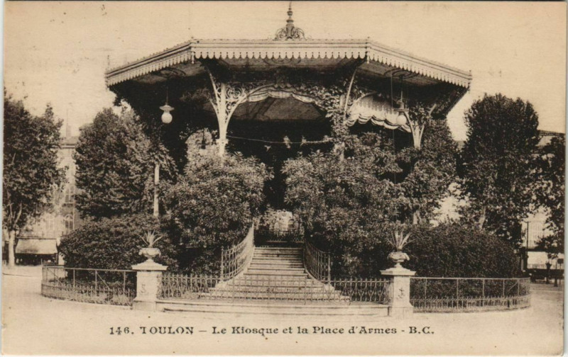 Carte postale ancienne Toulon Le Kiosque et la Place d'Armes France à Toulon