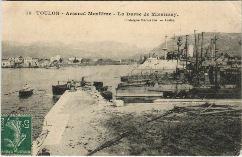 Carte postale ancienne Toulon Arsenal Maritime ,La Darse de Missiessy France à Toulon