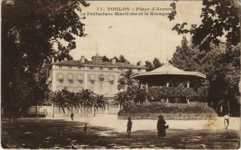 Carte postale ancienne Toulon Place d'Armes ,Prefecture Maritime &Kiosque France à Toulon