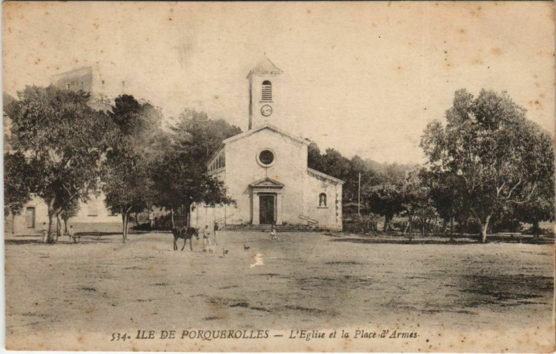 Carte postale ancienne Toulon Ile de Porquerolle ,Eglise et Place d'Armes France à Toulon