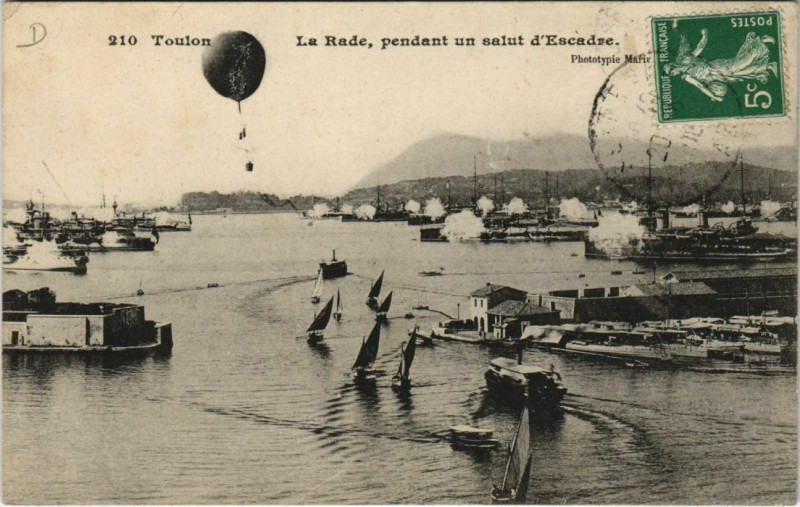 Carte postale ancienne Toulon La Rade ,pendant un salut d'Escadre France à Toulon
