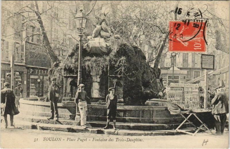 Carte postale ancienne Toulon Place Puget ,Fontaine des Trois Dauphins France à Toulon