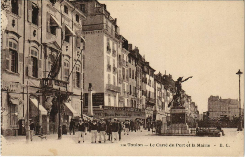 Carte postale ancienne Toulon Le Carre du Port et la Mairie France à Toulon