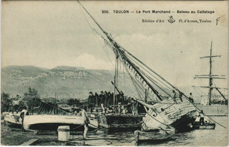 Carte postale ancienne Toulon Le Port Marchand ,Bateau au Calfatage France à Toulon