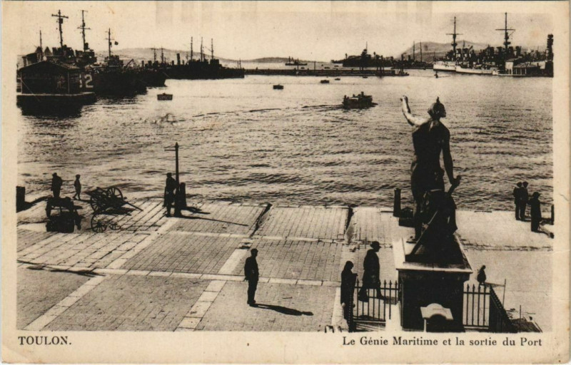 Carte postale ancienne Toulon Le Genie Maritime et la sortie du Port France à Toulon