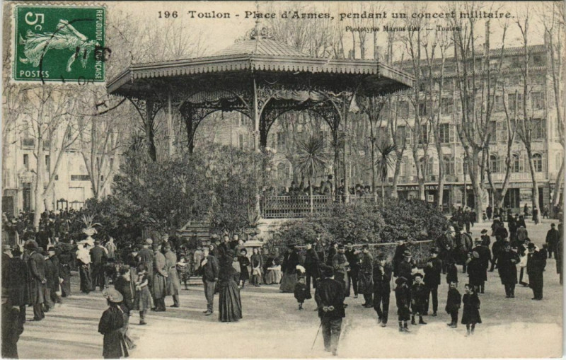 Carte postale ancienne Toulon Place d'Armes ,pendant un concert militaire France à Toulon