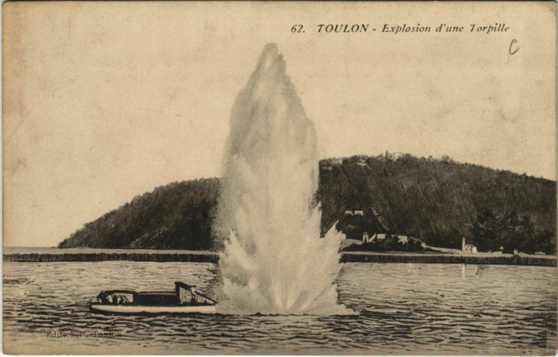 Carte postale ancienne Toulon Explosion d'une Torpille France à Toulon
