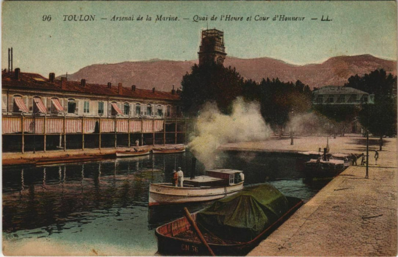 Carte postale ancienne Toulon Arsenal de la Marine, Cour d'Honneur France à Toulon