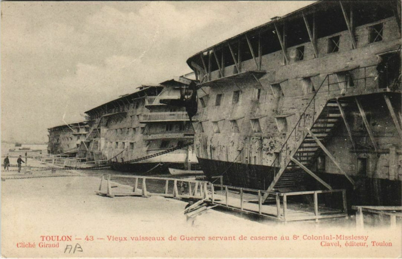 Carte postale ancienne Toulon vieux vaisseaux de Guerre servant France à Toulon