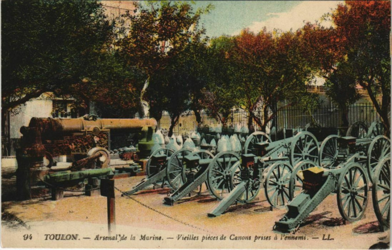 Carte postale ancienne Toulon Arsenal de la Marine, vieilles pieces de Canons France à Toulon
