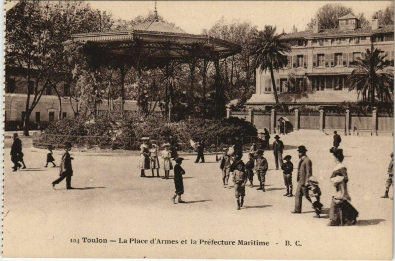 Carte postale ancienne Toulon Place d'Armes et la Prefecture Maritime France à Toulon