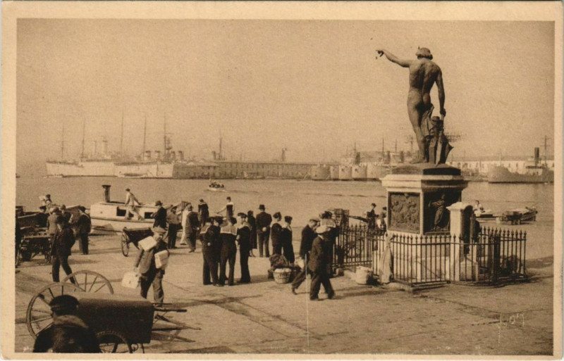 Carte postale ancienne Toulon Le Carre du Port France à Toulon