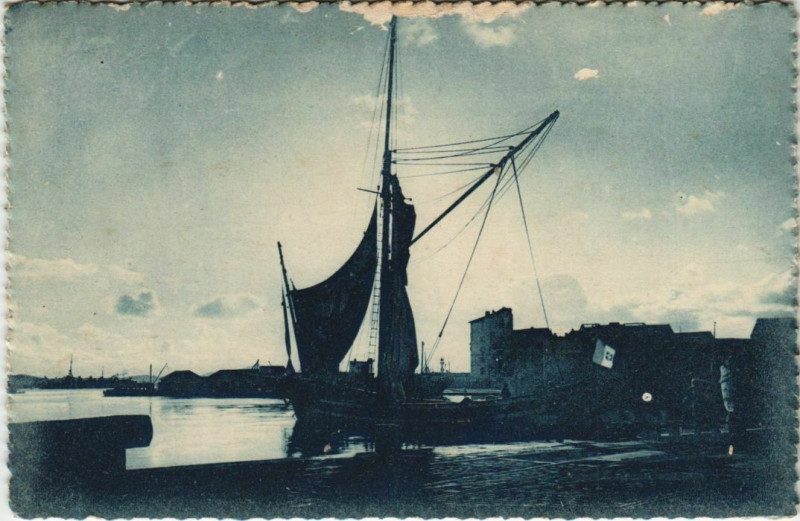 Carte postale ancienne Toulon Le Port Marchand Coucher de Soleil France à Toulon