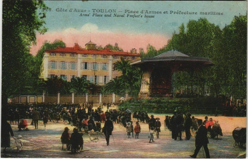 Carte postale ancienne Toulon Place d'Armes et Prefecture maritime France à Toulon