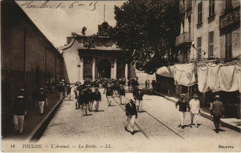 Carte postale ancienne Toulon l'Arsenal, La Sortie France à Toulon