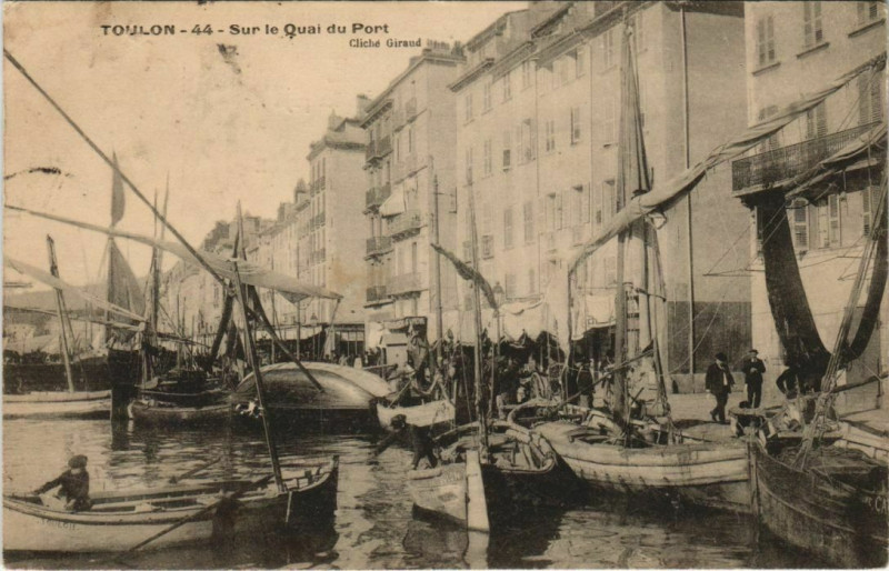 Carte postale ancienne Toulon Sur le Quai du Port France à Toulon