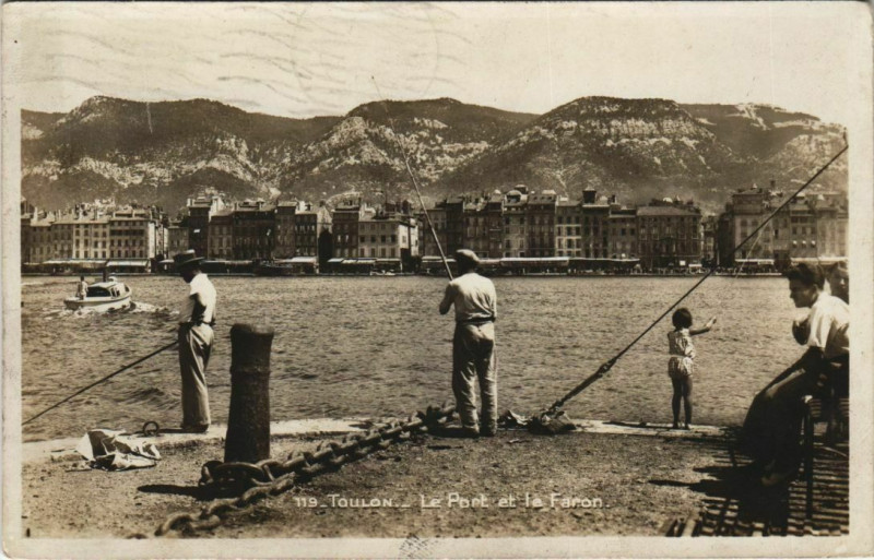 Carte postale ancienne Toulon Le Port et le Faron France à Toulon