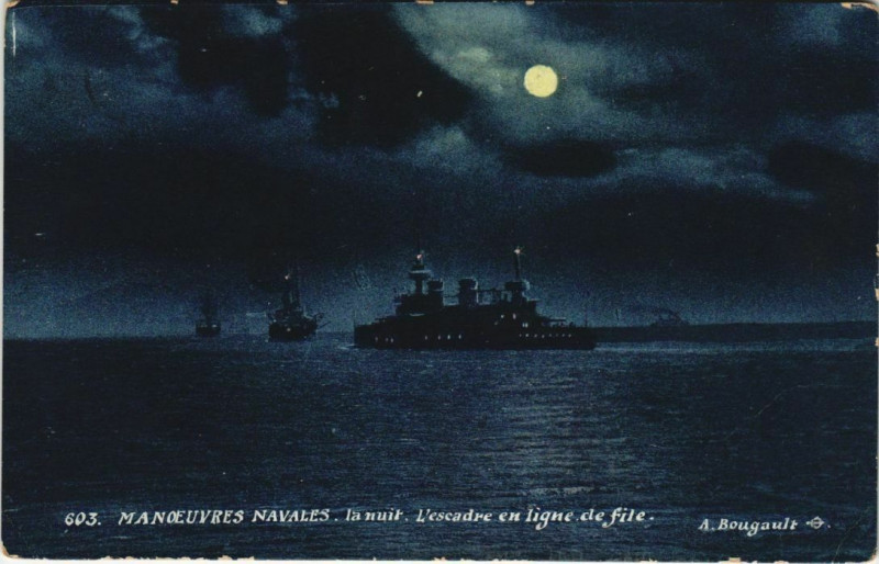 Carte postale ancienne Toulon Manoeuvres Navales,la nuit,escadre en ligne de file France à Toulon