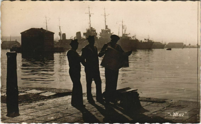 Carte postale ancienne Toulon Sur le Carre du Port France à Toulon