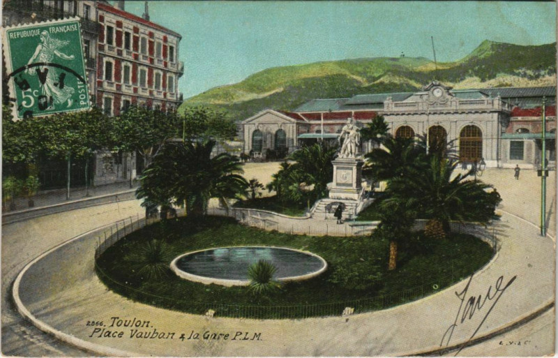 Carte postale ancienne Toulon Place Vauban et la Gare P.L.M. France à Toulon