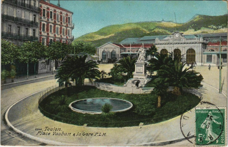Carte postale ancienne Toulon Place Vauban et la Gare P.L.M. France à Toulon