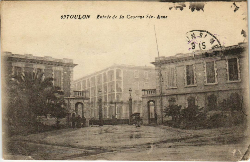 Carte postale ancienne Toulon Entree de la Caserne Ste Anne France à Toulon