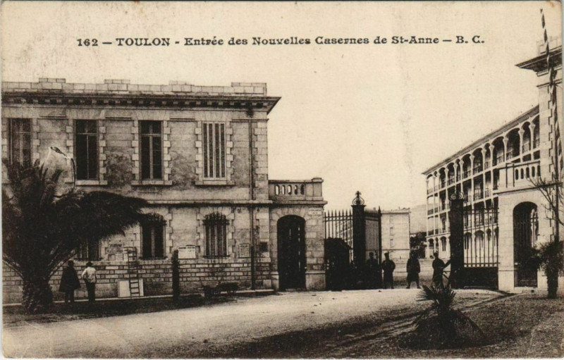 Carte postale ancienne Toulon Entree des Novelles Casernes de St Anne France à Toulon
